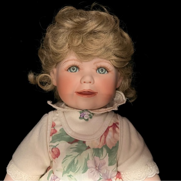 Hamilton Collection "Chelsea" Procelain Doll  1994. #0955D  in original Clothes - Picture 4 of 9